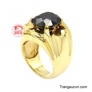 Thiết kế bản nhẫn dày dặn, chắc chắn với những đường nét góc cạnh nam tính, tạo nên tổng thể đầy vững chãi và sang trọng. 