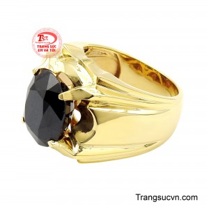 Điểm nhấn nổi bật của chiếc nhẫn là viên đá Sapphire đen được cắt giác tinh xảo, tỏa ra vẻ đẹp sâu thẳm và huyền bí.