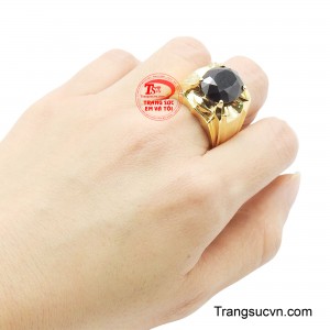 Phần thân nhẫn được chế tác tỉ mỉ với bề mặt đánh bóng sáng, kết hợp các đường gờ nổi khỏe khoắn, giúp tôn lên vẻ nam tính và đẳng cấp của người sở hữu.