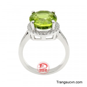 Tâm điểm của thiết kế là viên Peridot thiên nhiên màu xanh olive rực rỡ, được cắt giác oval tinh xảo giúp ánh sáng phản chiếu lấp lánh từ mọi góc nhìn.