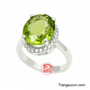 Sắc xanh đặc trưng của peridot tạo nên vẻ tươi mới và sang trọng, đồng thời từ lâu đã được xem là biểu tượng của may mắn, thịnh vượng và năng lượng tích cực. 
