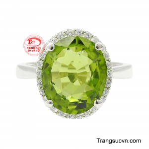 Thiết kế này mang phong cách hoàng gia hiện đại, phù hợp cho những quý cô yêu thích sự thanh lịch nhưng vẫn muốn thể hiện dấu ấn riêng.