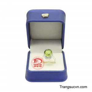 Peridot còn được gọi là viên ngọc của mặt trời, từ xa xưa được tin rằng mang lại sự bình an, thu hút tài lộc và năng lượng tích cực cho người sở hữu.