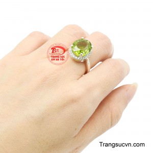 Nhẫn Nữ Bạc Peridot Hoàng Gia mang biểu tượng của vẻ đẹp thanh cao, may mắn và thành công, là món trang sức lý tưởng dành cho những quý cô yêu thích phong thái sang trọng và tinh tế.