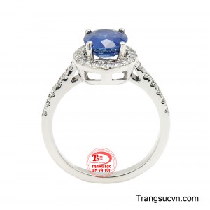 Không chỉ là món trang sức tôn vinh vẻ đẹp nữ tính, Sapphire còn được xem là biểu tượng của trí tuệ, sự cao quý và may mắn. 