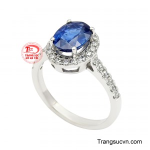 Sắc xanh sâu thẳm của sapphire tựa như bầu trời đêm huyền bí, mang lại cảm giác thanh lịch, sang trọng và đầy sức hút cho người đeo. 