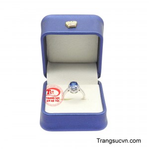 Viên đá chủ được nâng đỡ bởi hệ chấu chắc chắn, bao quanh là vòng đá trắng lấp lánh được nạm tỉ mỉ, tạo nên hiệu ứng hào quang nổi bật giúp viên sapphire càng thêm rực rỡ.