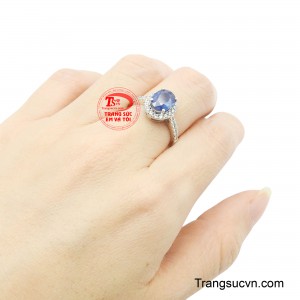 Phần thân nhẫn bạc được thiết kế thanh thoát, hai bên đai nhẫn đính đá nhỏ tinh tế, mang lại vẻ đẹp mềm mại nhưng vẫn giữ được nét sang trọng đặc trưng của trang sức cao cấp.