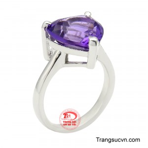 Nhẫn Nữ Bạc Thạch Anh Tím Kiêu Sa là sự hòa quyện hoàn hảo giữa vẻ đẹp thanh lịch và nét quyến rũ đầy tinh tế. 