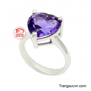 Tâm điểm của thiết kế là viên thạch anh tím được cắt giác hình trái tim độc đáo, mang sắc tím dịu dàng nhưng vẫn toát lên chiều sâu sang trọng. 