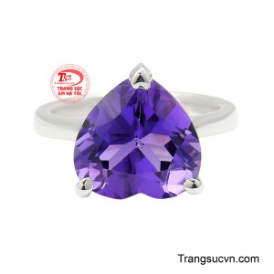 Màu tím huyền ảo của viên đá gợi cảm giác bí ẩn, quý phái, từ lâu đã được xem là biểu tượng của trí tuệ, sự bình an và nguồn năng lượng tích cực.