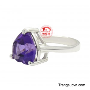 Viên đá chủ được cố định bằng hệ chấu chắc chắn, tôn lên vẻ đẹp tự nhiên của thạch anh tím đồng thời giúp ánh sáng phản chiếu rực rỡ qua từng mặt cắt. 