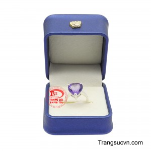 Thiết kế mang phong cách tối giản nhưng đầy cuốn hút, phù hợp với những quý cô yêu thích sự nhẹ nhàng, thanh lịch nhưng vẫn muốn tạo điểm nhấn nổi bật.