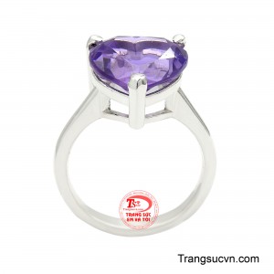 Phần thân nhẫn bạc được chế tác thanh mảnh, bề mặt sáng bóng, tạo nên tổng thể hài hòa và tinh tế, giúp tôn lên vẻ mềm mại của bàn tay người đeo. 