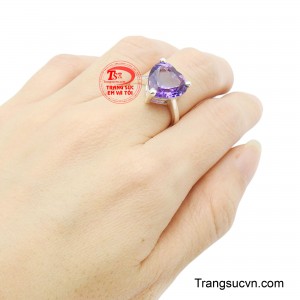 Khi đeo trên tay, chiếc nhẫn như một nét chấm phá đầy duyên dáng, làm nổi bật phong thái kiêu sa và nữ tính.