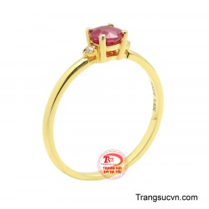 Nhẫn nữ ruby thanh tú mang vẻ đẹp tinh giản mà đầy cuốn hút, được thiết kế với phom dáng thanh mảnh, ôm trọn ngón tay một cách nhẹ nhàng và tinh tế. 