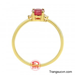 Tâm điểm của chiếc nhẫn là viên ruby chủ được cắt giác tròn facet sắc sảo, từng mặt cắt phản chiếu ánh sáng rực rỡ, làm nổi bật sắc đỏ quyến rũ và chiều sâu nội tại của đá quý.