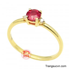 Phần thân nhẫn được xử lý trơn mịn, tối giản hoàn toàn các chi tiết để tôn vinh trọn vẹn vẻ đẹp của viên đá trung tâm, tạo nên tổng thể hài hòa, sang trọng mà không phô trương. 