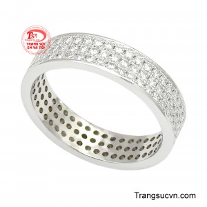 Các viên moissanite được sắp xếp thành nhiều hàng nhỏ liền mạch, tạo nên hiệu ứng lấp lánh ấn tượng dưới ánh sáng. 