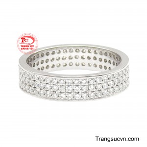 Nhờ khả năng phản chiếu ánh sáng vượt trội, moissanite mang lại vẻ rực rỡ sang trọng không thua kém kim cương, giúp chiếc nhẫn luôn nổi bật trên tay người đeo.