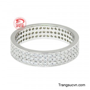 Mỗi viên đá đều được gắn chắc chắn, tạo nên tổng thể hài hòa, vừa tinh xảo vừa bền đẹp. 