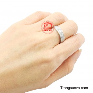 Thiết kế bản nhẫn vừa vặn, ôm trọn ngón tay, mang lại cảm giác thoải mái khi đeo hằng ngày.