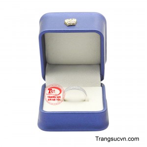 Phần mặt trong của nhẫn được hoàn thiện cẩn thận với các lỗ thoáng giúp giảm trọng lượng và tăng sự thông thoáng, đồng thời làm nổi bật kỹ thuật chế tác tinh xảo của sản phẩm.