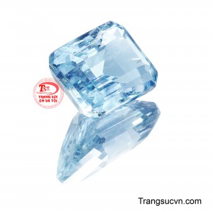 Viên đá được chế tác theo dáng Emerald Cut thanh lịch, các mặt cắt cân đối giúp ánh sáng xuyên qua một cách trọn vẹn, tôn lên độ trong và chiều sâu tự nhiên của viên đá.