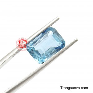 Khi xoay dưới ánh sáng, viên đá toát lên vẻ đẹp thanh khiết, trong trẻo nhưng vẫn ẩn chứa phong thái đẳng cấp của một tuyệt tác thiên nhiên. 