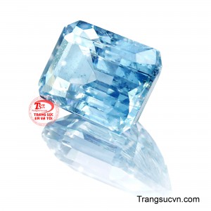 Những tia sáng phản chiếu tinh tế bên trong mang lại vẻ đẹp sống động và sang trọng.