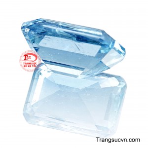 Viên đá được chế tác theo dáng Emerald Cut thanh lịch, các mặt cắt cân đối giúp ánh sáng xuyên qua một cách trọn vẹn, tôn lên độ trong và chiều sâu tự nhiên của viên đá.