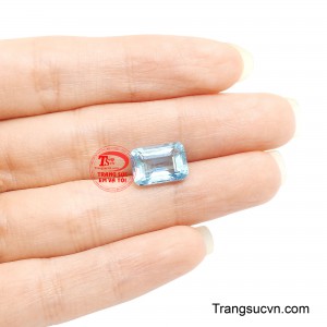 Khi xoay dưới ánh sáng, viên đá toát lên vẻ đẹp thanh khiết, trong trẻo nhưng vẫn ẩn chứa phong thái đẳng cấp của một tuyệt tác thiên nhiên.