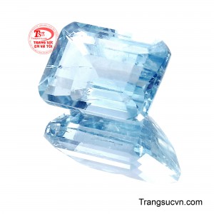 Khi ánh sáng chạm vào từng góc cạnh, viên đá như bừng sáng, lan tỏa vẻ đẹp thuần khiết và thanh lịch