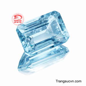 Với giác cắt chữ nhật tinh tế, từng mặt cắt phản chiếu ánh sáng mềm mại, tạo nên hiệu ứng lấp lánh thanh khiết và chiều sâu cuốn hút. 