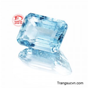 Khi ánh sáng chạm vào từng góc cạnh, viên đá như bừng sáng, lan tỏa vẻ đẹp thuần khiết và thanh lịch, một nét đẹp không phô trương nhưng đầy sức hút.