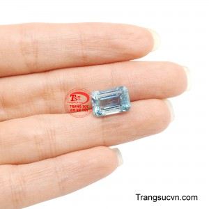 Viên Aquamarine Tỏa Sáng mang vẻ đẹp của đại dương được kết tinh trong từng tia sáng.