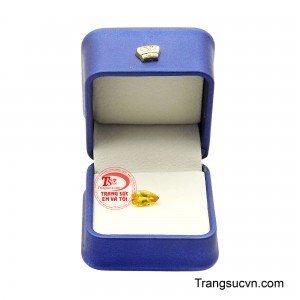 Hình dáng giọt nước mềm mại không chỉ tôn lên nét thanh lịch mà còn biểu trưng cho sự hanh thông, thịnh vượng và nguồn năng lượng tích cực cho người sở hữu.