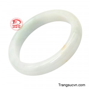 Giữa nhịp sống bộn bề, một chiếc vòng ngọc trắng thanh tao như mang theo sự tĩnh lặng dịu dàng. 