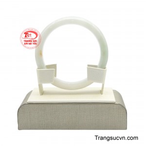 Sắc trắng ngà mềm mại hòa cùng những vân ngọc tự nhiên nhẹ nhàng tạo nên nét đẹp độc bản