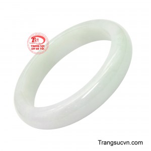 Sắc trắng của ngọc mềm mại, phảng phất ánh xanh dịu nhẹ ẩn sâu bên trong.