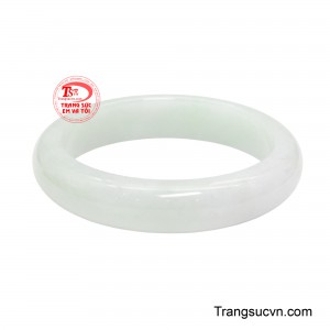 Hiệu ứng ngậm nước đặc trưng của ngọc Type A thiên nhiên tạo nên chiều sâu tĩnh tặng, càng nhìn càng thấy thanh khiết, càng ngắm càng cảm nhận được sự yên bình lan tỏa.