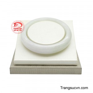 Chính điều này mang lại độ bóng êm dịu, không chói gắt mà sáng nhẹ như ánh trăng phủ lên mặt nước. 