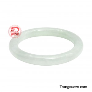 Điểm đặc biệt của chiếc vòng nằm ở sắc ngọc thanh khiết tựa lớp sương mỏng.