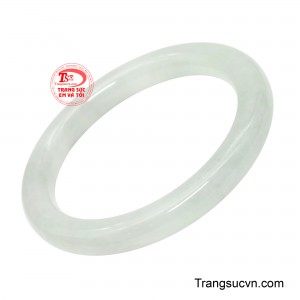 Ánh ngọc không rực rỡ mà dịu dàng lan tỏa, tạo cảm giác mềm mại và an hòa khi nhìn ngắm.