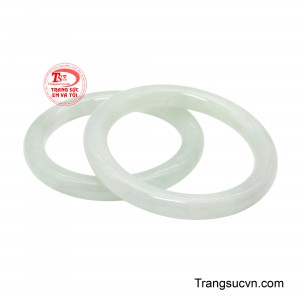 Khi xoay vòng dưới ánh sáng, bề mặt ngọc phản chiếu một lớp quang sắc nhẹ nhàng, khiến chiếc vòng giống như đang lưu giữ vẻ tinh khôi của buổi sớm mai trong lòng đá.