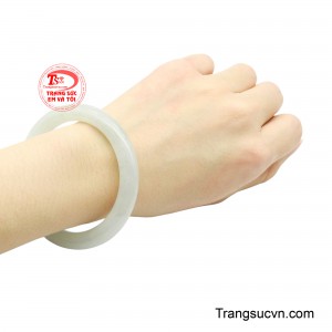 Vì vậy, chiếc vòng không chỉ là món trang sức tôn lên nét thanh lịch của người đeo, mà còn mang ý nghĩa của sự an nhiên, thuần khiết và may mắn bền lâu.