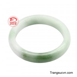 Vòng Bạch Ngọc Thanh Type A tựa một dải sương mai buổi sớm trắng trong, dịu mát và thanh khiết đến nao lòng.