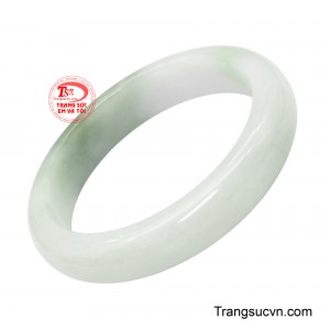 Sắc ngọc trắng như tuyết non tan nhẹ, hòa quyện cùng những làn vân xanh mềm mại uốn lượn bên trong, tựa dòng suối biếc đang khẽ trôi giữa tầng mây.