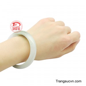 Đây không đơn thuần là một món trang sức, mà là biểu tượng của sự tinh khiết, bình an và thanh cao