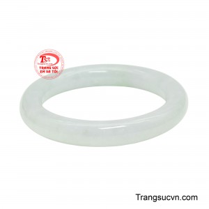 Toàn thân vòng mang sắc bạch ngọc dịu nhẹ, trong trẻo như lớp sương sớm vừa tan, điểm xuyết những dải xanh thanh thoát len nhẹ trong lòng ngọc. 